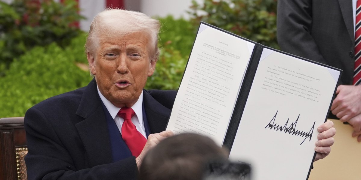 Tramp objasnio šta je njegova carinska politika: SAD treba da prave tenkove i brodove, a ne patike i majice