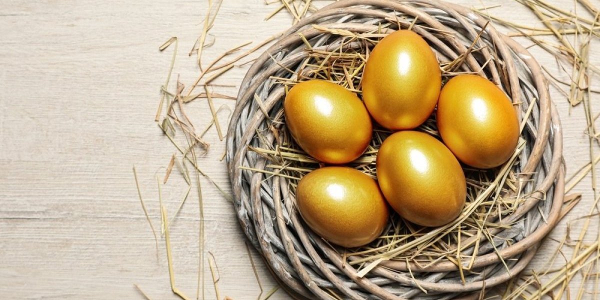 Zlatna jaja uz samo dve kašike ovog začina! Zaboravite na veštačke boje, ovo je najlepši način farbanja