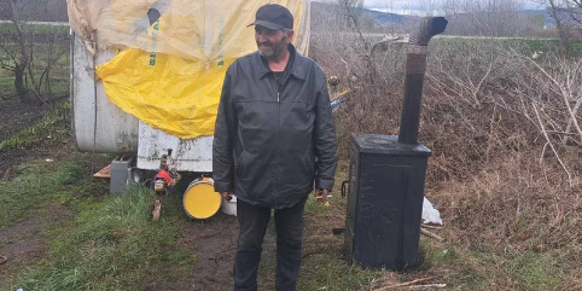 Mile trpi život sam i bolestan u trošnoj prikolici! Dobri ljudi nude mu pomoć, a on ima samo jednu želju