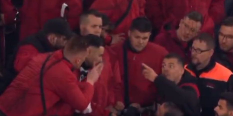 (VIDEO) Osvedočeni srbomrzac žestoko provocira! Posle debakla u Kupu brutalno napao navijače na tribinama!