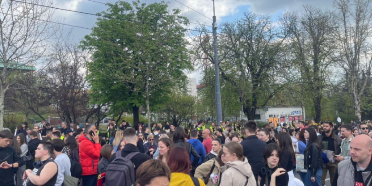 Ovo nema nigde! Nastavlja se pobuna bahatih, prebogatih neradnika protiv radnog naroda Srbije! (FOTO)