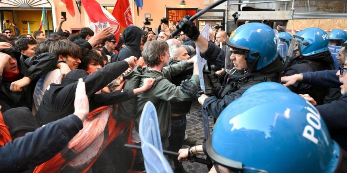 Haos na studentskom protestu! Sukob policije i studenata, međusobno se gađali flašama! (FOTO/VIDEO)
