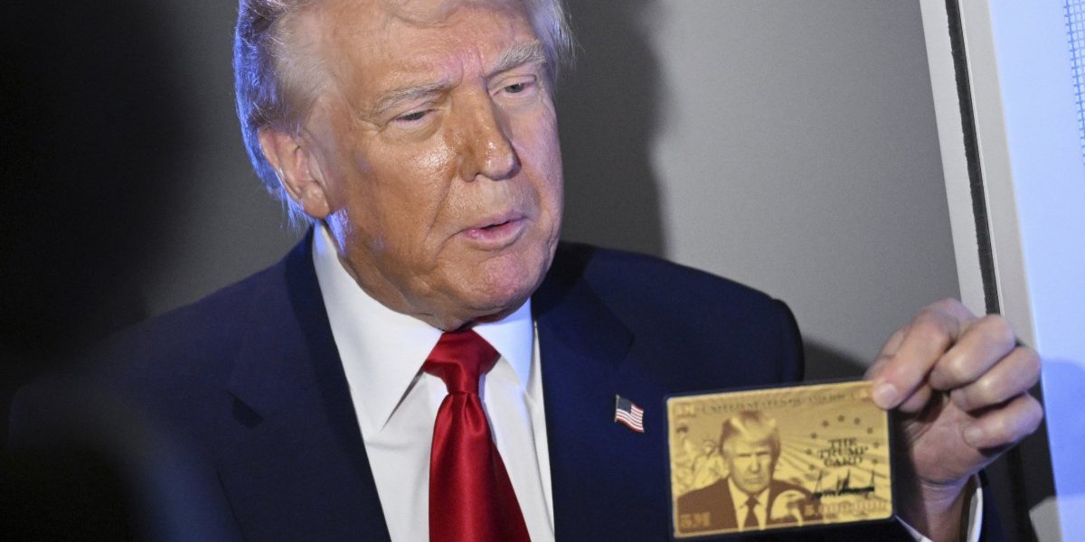 (VIDEO) Ako ste migrant, i imate dubok džep, vaša je! Tramp predstavio svoju zlatnu karticu, evo o čemu se radi