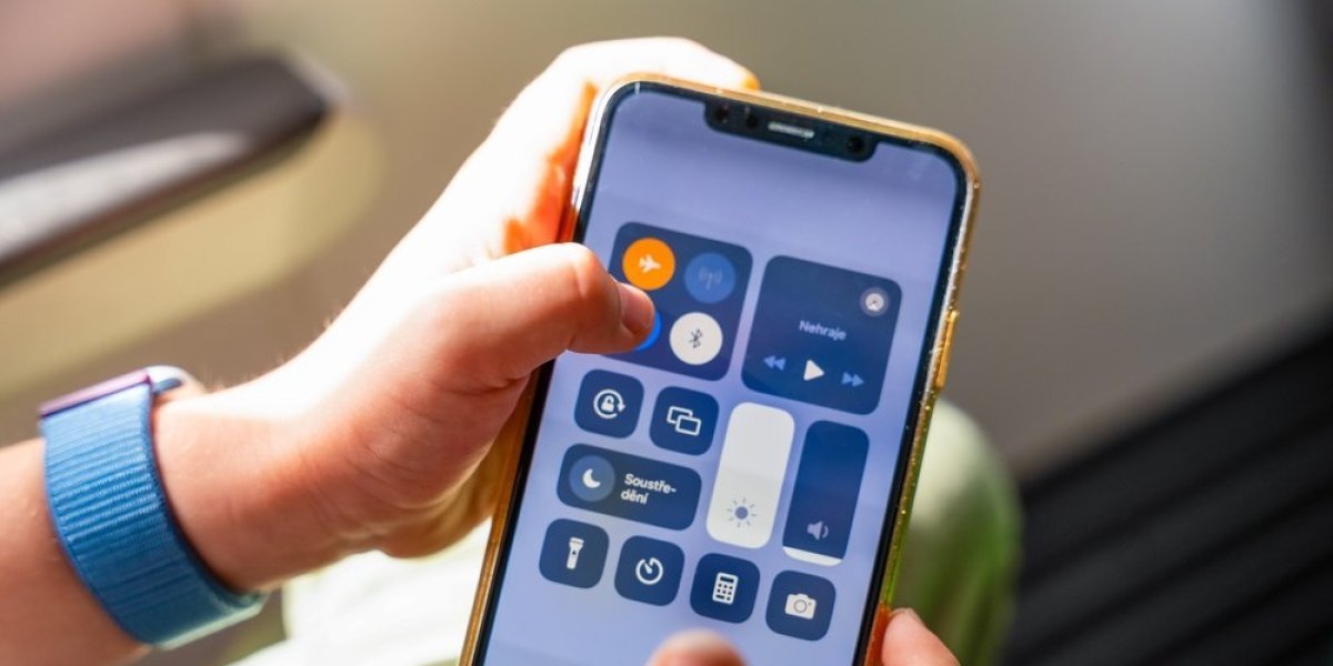 Avionski režim na telefonu je obavezan tokom leta! Pilot upozorio putnike na veliku opasnost