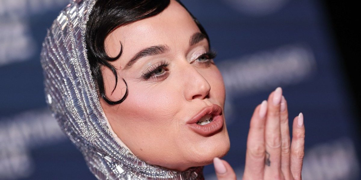 Grudi se razlivaju na sto strana, izrezi do međunožja! Kejti Peri zakucala izgledom - srebrna erotska haljina jedva skrivala atribute (FOTO)