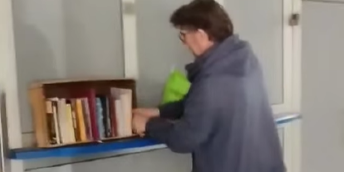 Ovaj Novosađanin svakog 6. aprila pravi biblioteku! Znate li zašto? (VIDEO)