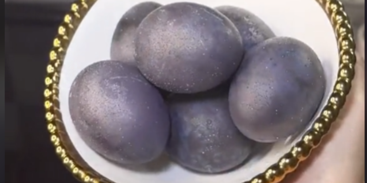 Trik za farbanje jaja u crvenom vinu! Svetlucaće kao najlepši kristali - nema lepših (VIDEO)