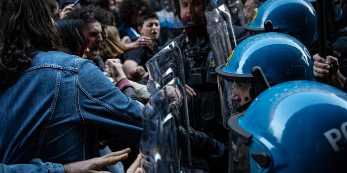 (VIDEO) Tuča policije i protestanata! Hteli da upadnu na kontraskup, usledio haos!