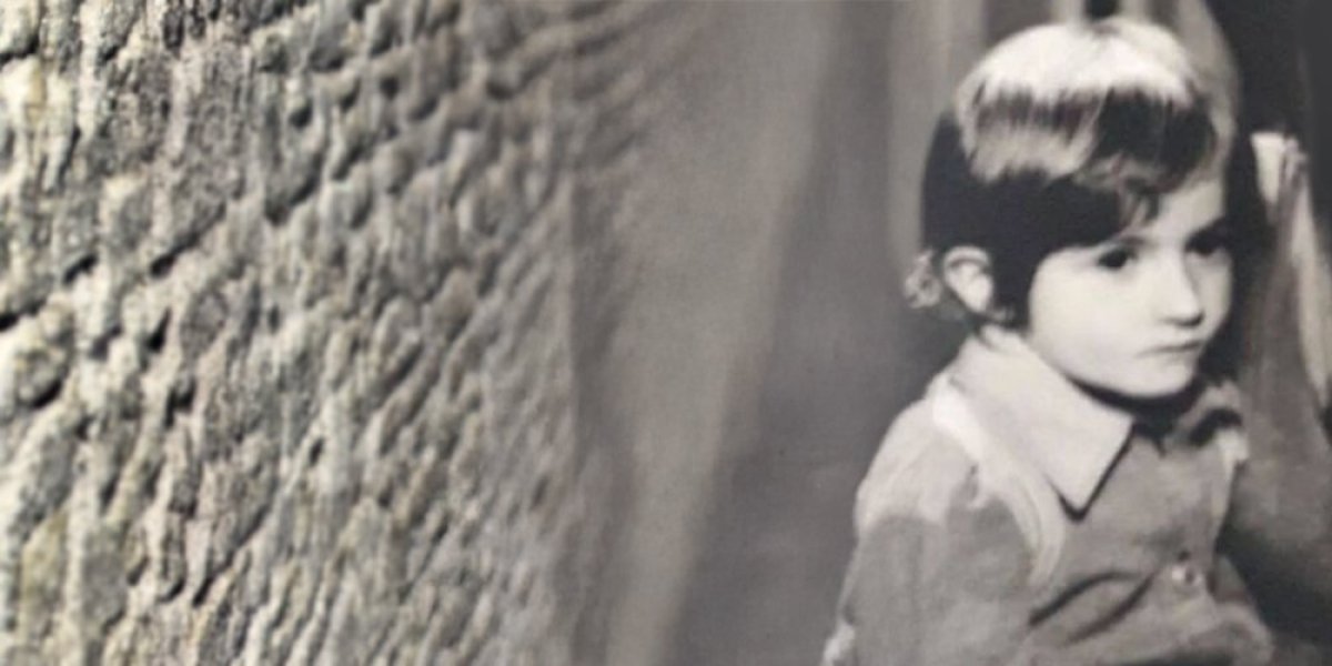 Prepoznajete li devojčicu sa fotografije? Danas je jedna od najpoznatijih srpskih pevačica (FOTO)