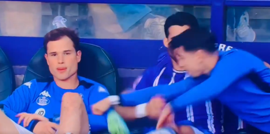 Pesničenje usred utakmice! Kakav haos, ovo još nismo videli (VIDEO)