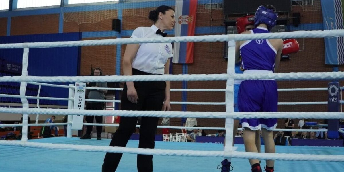 Majka i sin oduševili Srbiju: Dok je ona u ringu, evo šta on radi