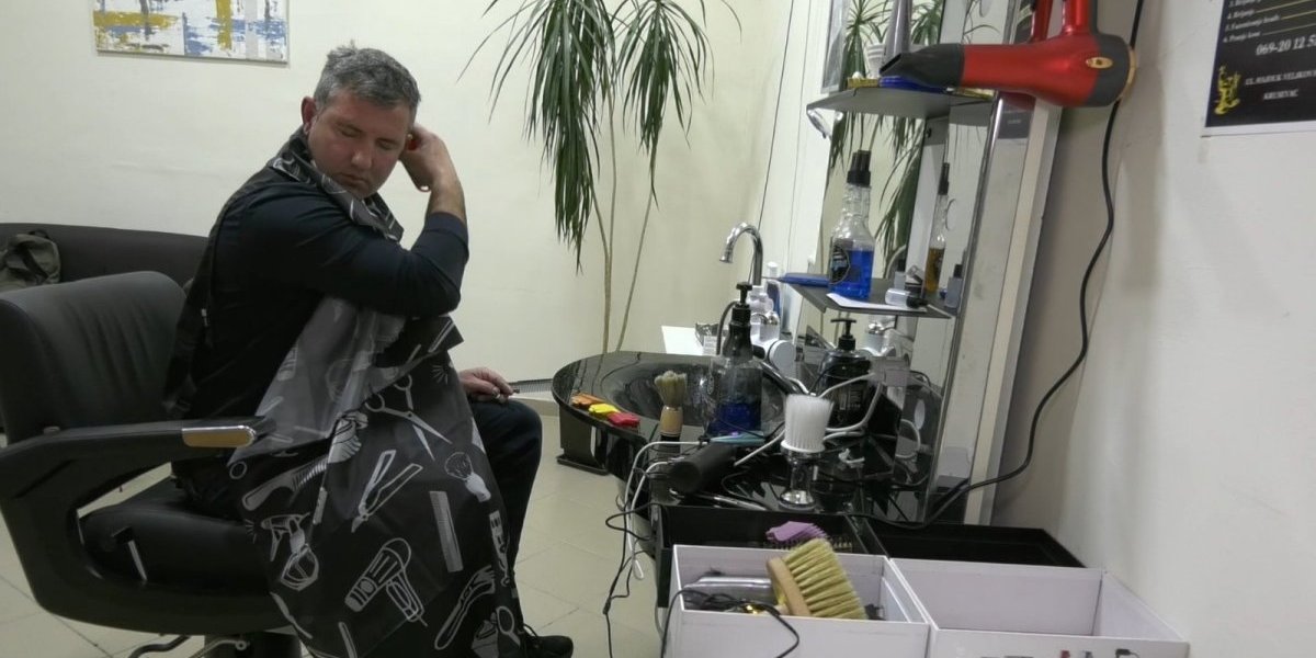Da li biste smeli da sednete u njegovu stolicu?! Brica Danijel i šiša i brije zatvorenih očiju! (FOTO)