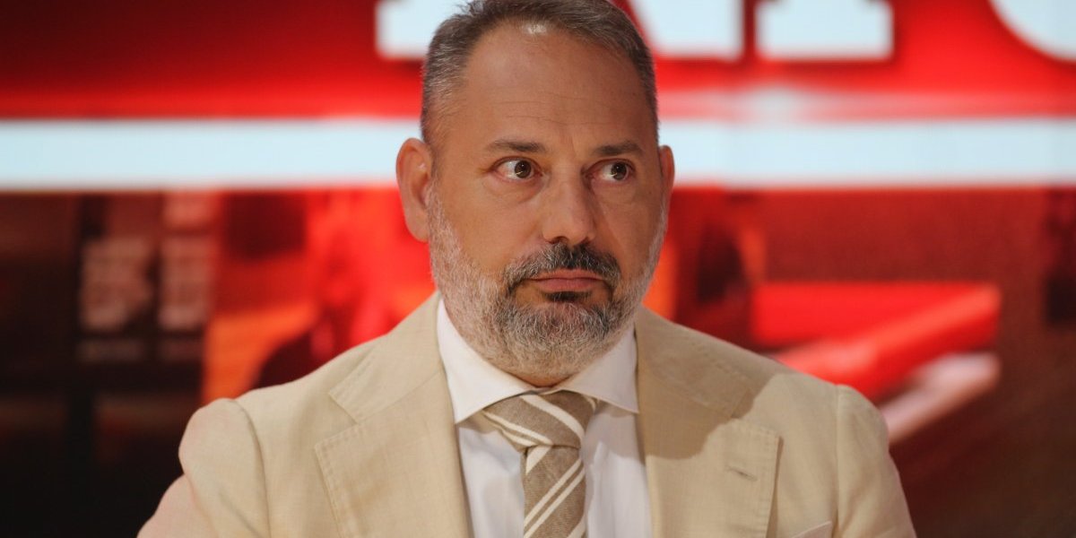 Oglasio se Branko Babić: Naklon do poda...