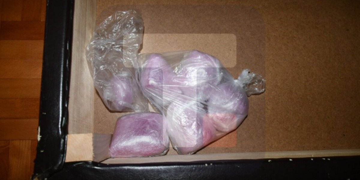 Muškarci dilovali drogu, dama "štekala" robu!