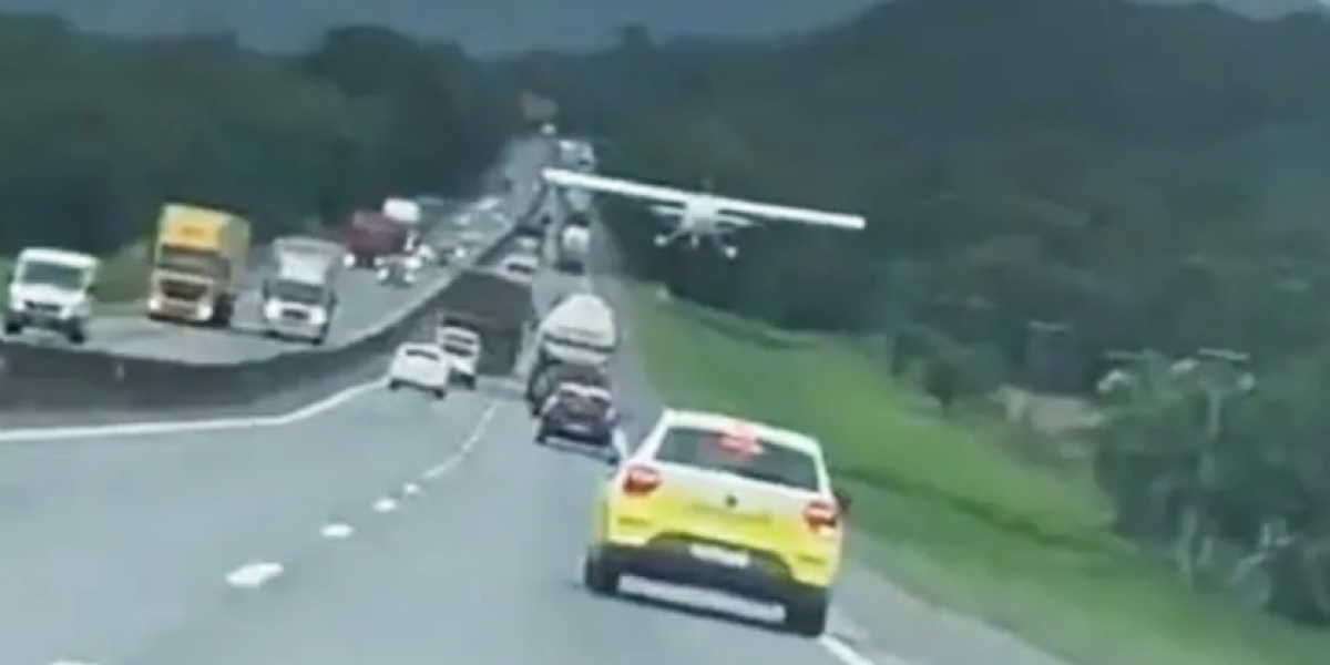 Šok snimak, otkazao motor, pilot prizemljio avion na auto-put između kamiona i automobila! (VIDEO)