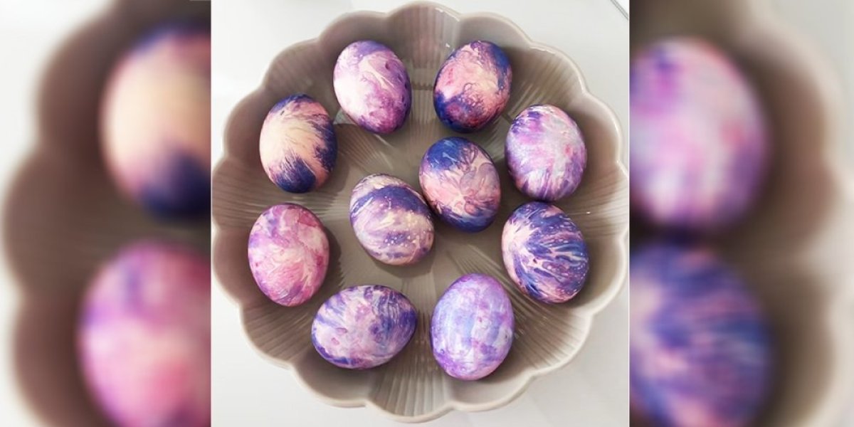Farbanje jaja salvetom! Najzabavnija i najlakša tehnika koja će oduševiti i decu (VIDEO)