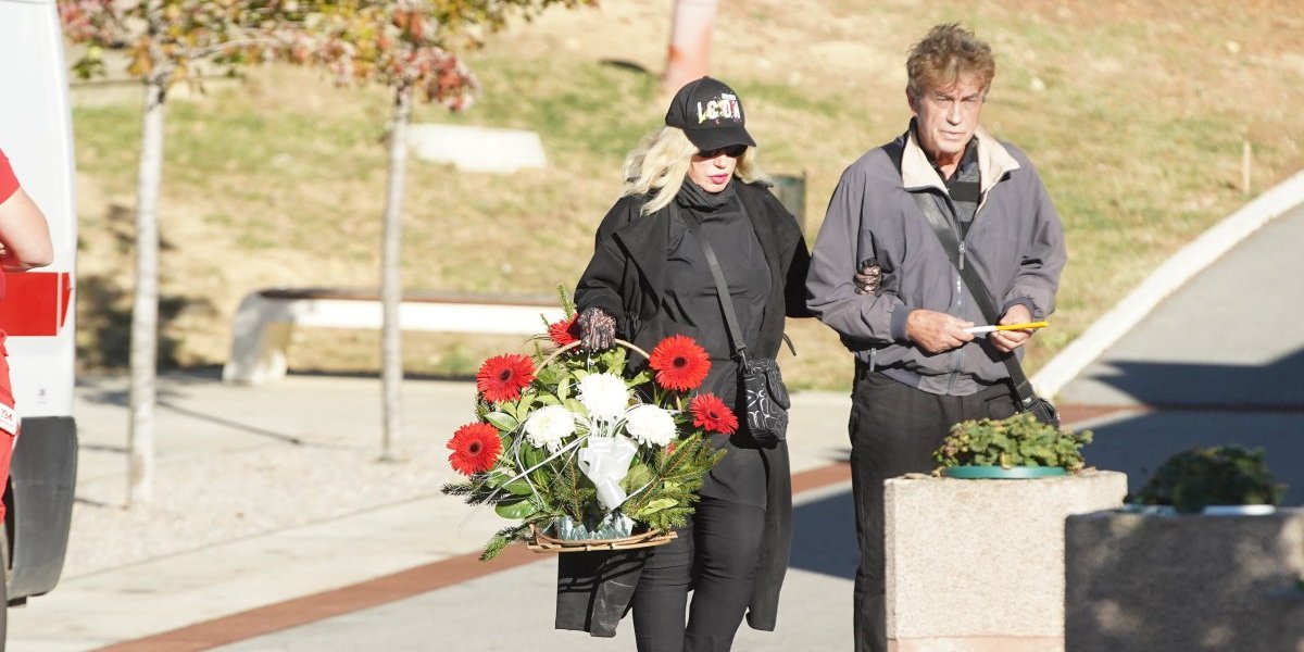 Dala 40 dana psu! Naša pevačica zavijena u crno