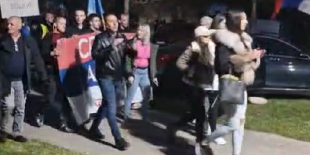 Podrška predsedniku Vučiću! Spektakularan doček studenata u Inđiji (VIDEO)