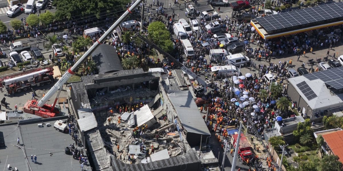 Jezivi prizori nakon tragedije! Izvučeno 44 tela iz kluba smrti, porodice van sebe! (FOTO GALERIJA)