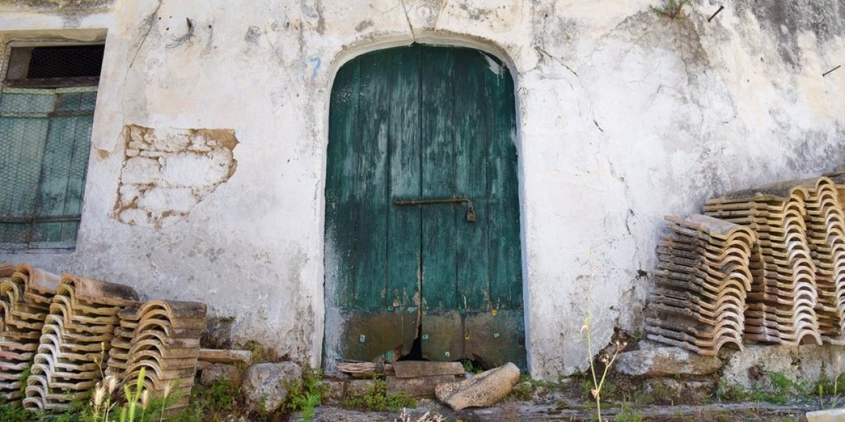 Baba decenijama kod vrata držala kamen koji vredi milione! Rođak slučajno razotkrio bogatstvo - kamenčina postala nacionalno blago