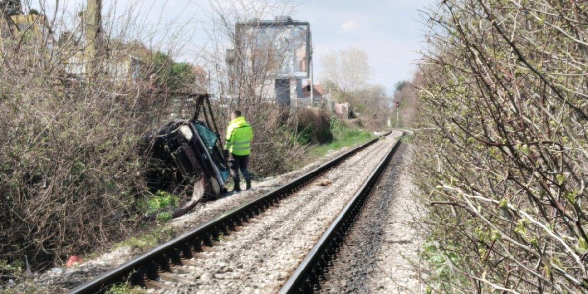 Sleteo sa puta i prevrnuo se na prugu! Mladić divljao za volanom bez dozvole!(FOTO)