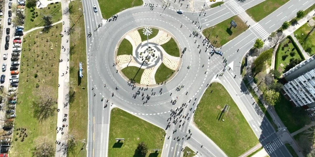 Blokaderi ponovo zaustavili saobraćaj! Ponovo terorišu narod na Novom Beogradu! (VIDEO)