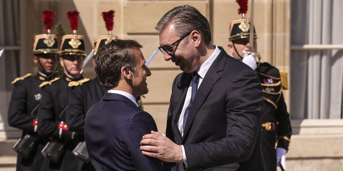 Srdačan zagrljaj ispred Jelisejske palate! Pogledajte kako je Makron ispratio Vučića posle radnog ručka (VIDEO)