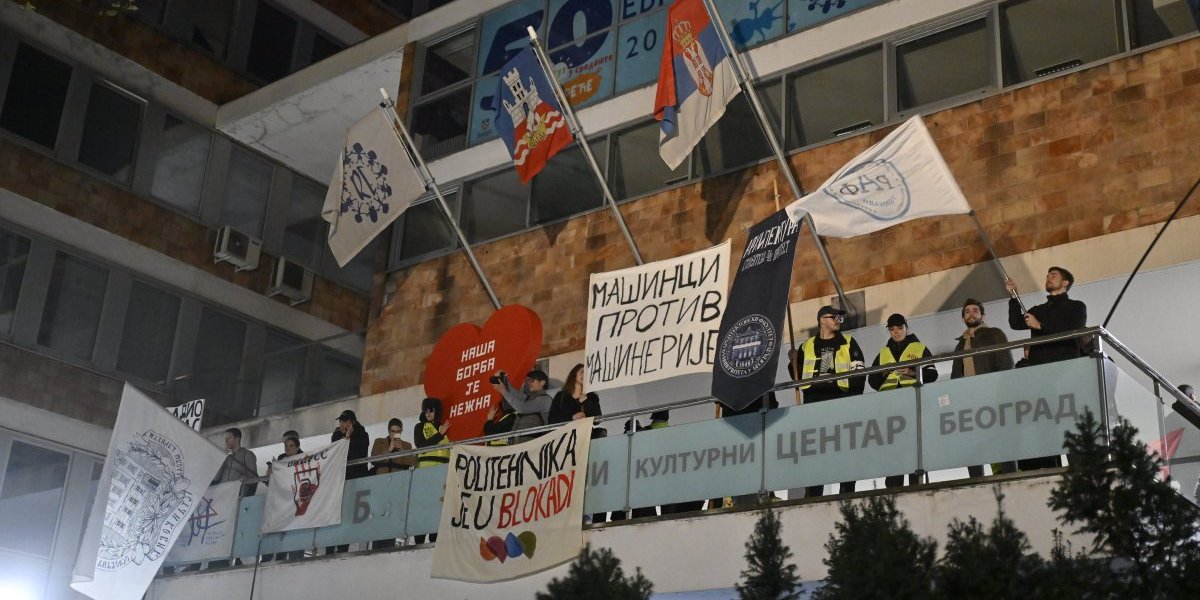 PRIPREMAJU HAOS! Blokaderi teroristi planiraju napad na prostorije SNS širom Beograda (FOTO)