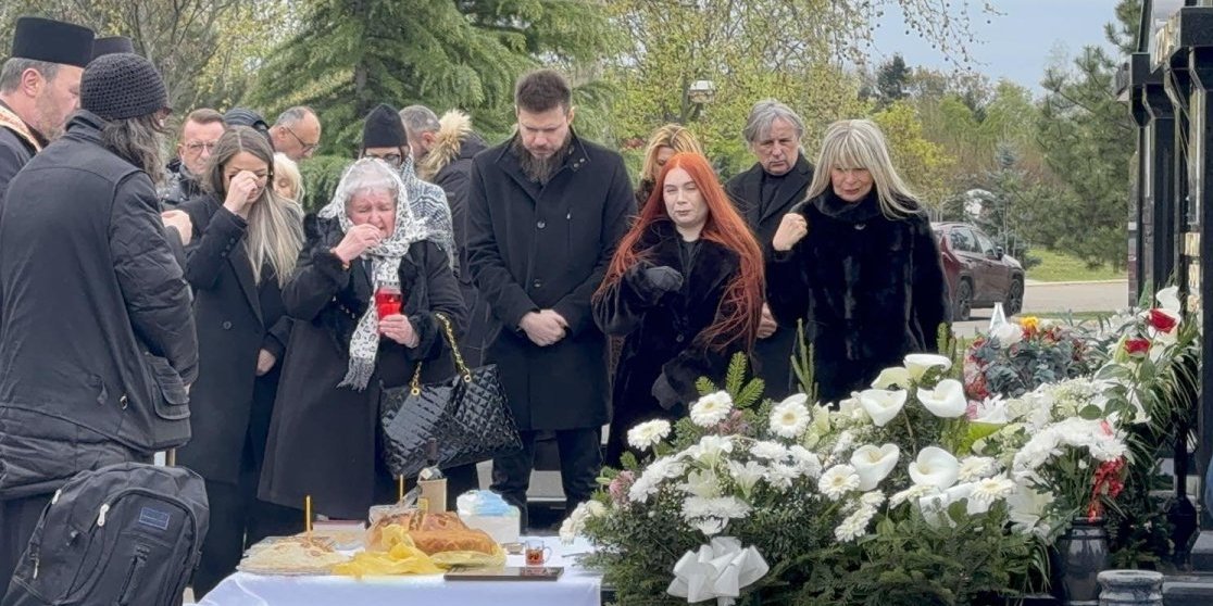 Počelo opelo Saši Popoviću! Mali broj kolega se okupio na groblju, suze ne prestaju da liju (FOTO/VIDEO)