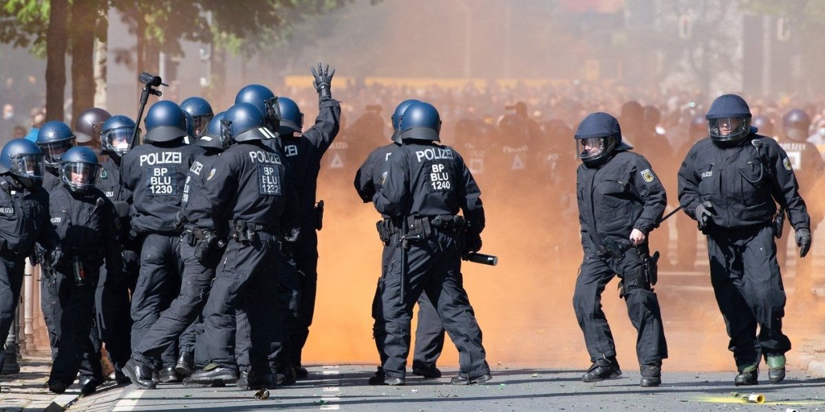 Skandal nad skandalima! Navijač za 100 minuta počinio 45 zločina, objavljeni detalji sa suđenja!