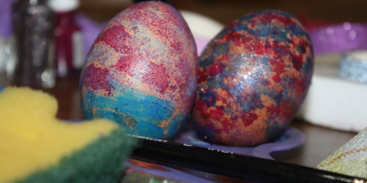 Tehnika koja osvaja srca domaćica! Lako i brzo ofarbajte jaja sunđerom za sudove - čitav spektar šarenolikih boja