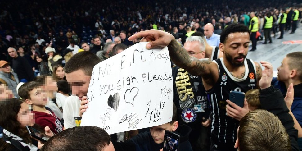 Nagrada za vernost! Karlik Džons spremio veliko iznenađenje za navijače Partizana!