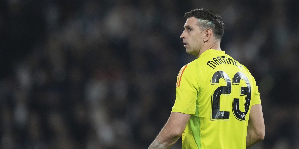 Vreme je da poseti psihijatra! Francuzi ratuju sa Martinezom! Kačket sa "galskim petlom" prešao sve granice (FOTO)