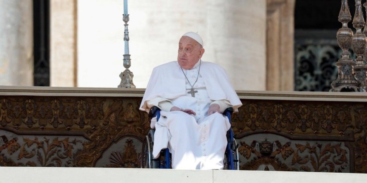 Neposlušni papa sve šokirao! Pojavio se bez tunike, svi gledaju šta je ovo obukao! (VIDEO)