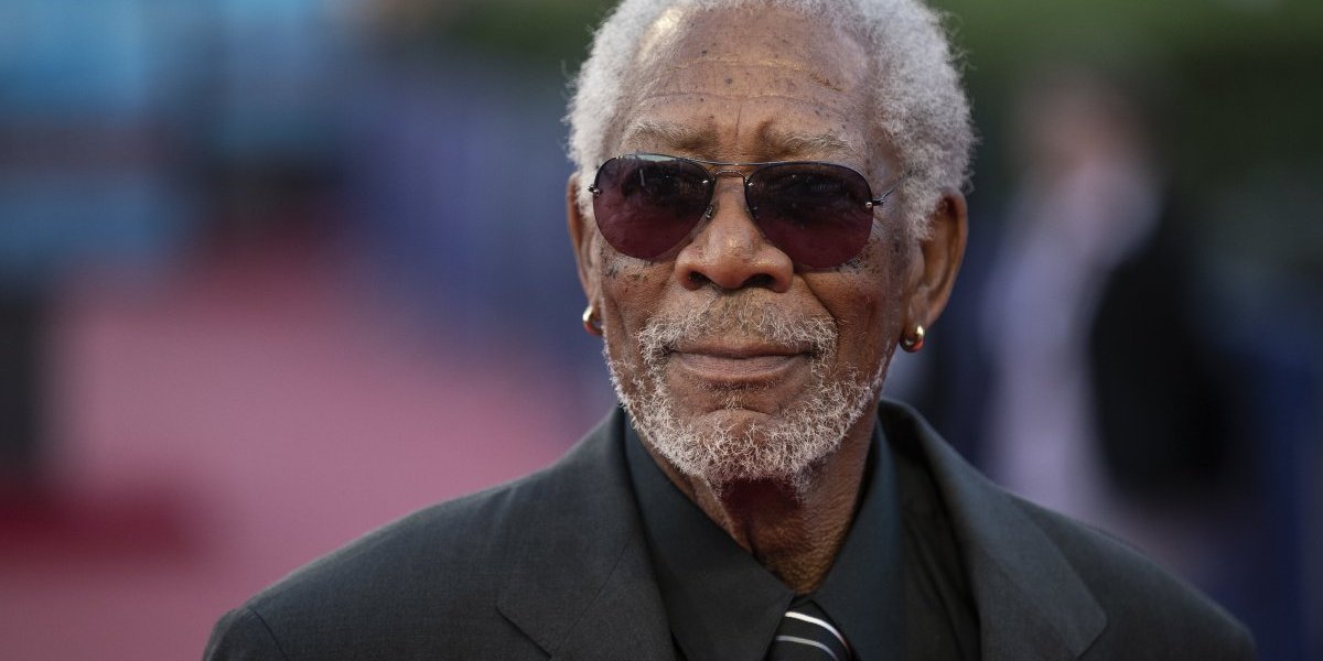 Otkriven morbidni razlog zašto legenda Holivuda ne skida zlatne minđuše! Glumac šokirao svet priznanjem