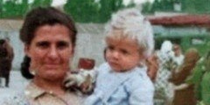 Pogodite ko je dečak na slici! Danas je poznat kao veoma kontroverzan političar, da li znate o kome je reč? (FOTO)