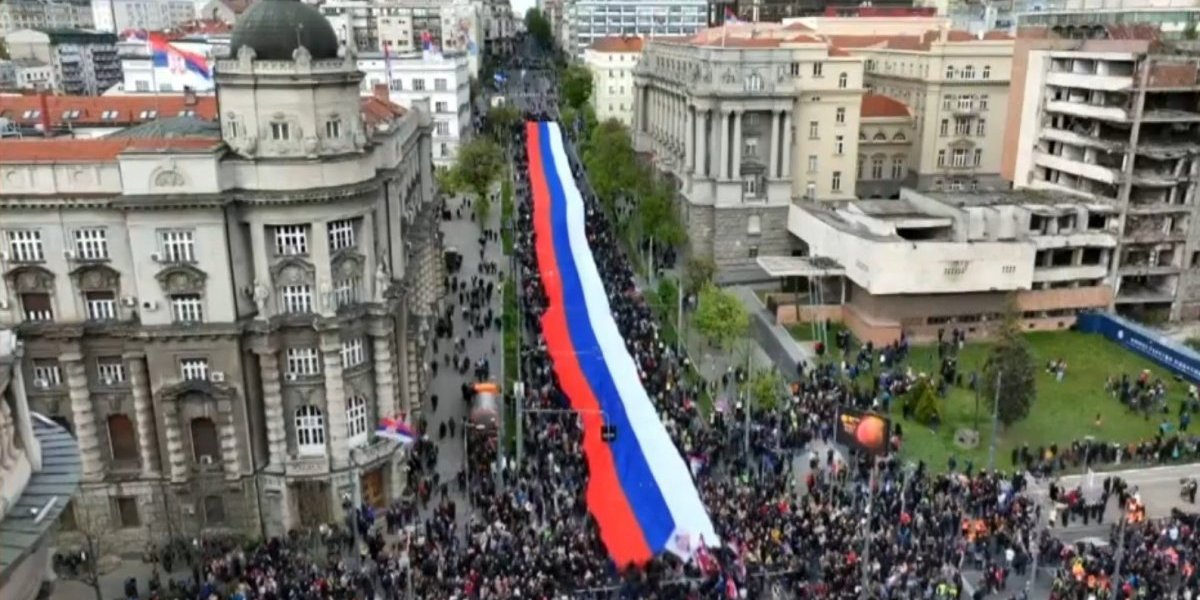 Svenarodni skup još nije ni počeo, a ulice već preplavljene – Gledajte uživo ujedinjenu Srbiju koja pobeđuje!