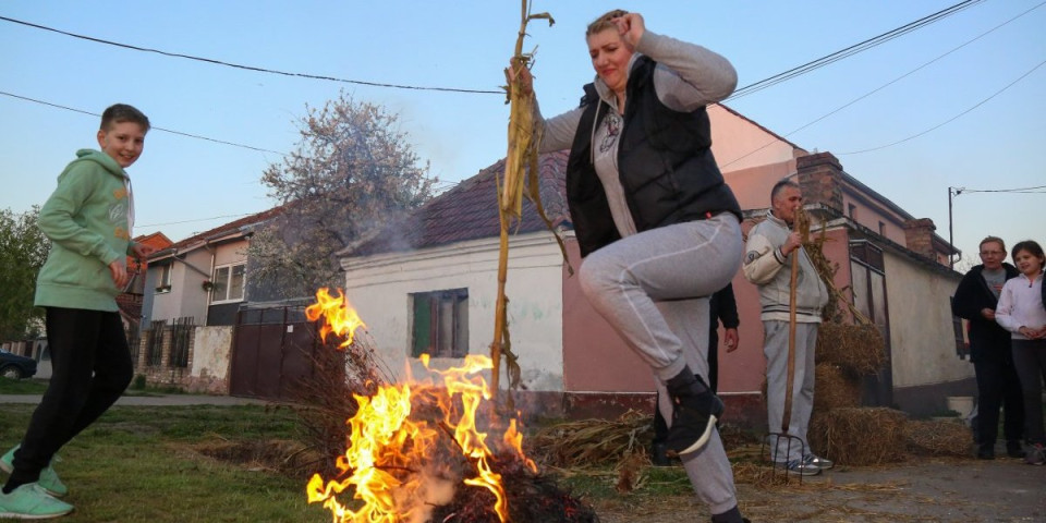 Ispoštujte važan običaj: Večeras se na raskrsnicama pali vatra
