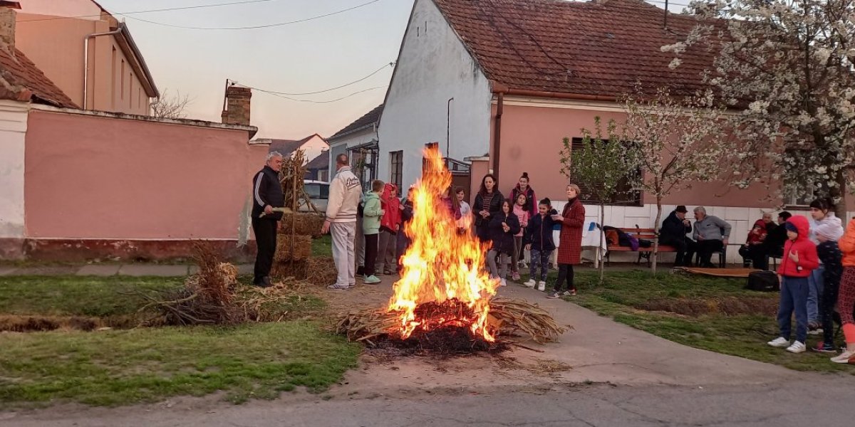 Pale vatru nasred ulice i niko im ništa ne može!