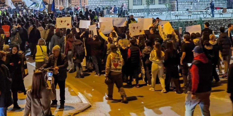 (FOTO) Podneli peticiju za izbore - Nisu se ni potpisali: Profesori ne znaju ni osnovne stvari