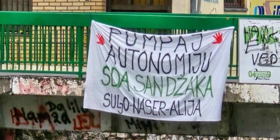 Skandal! Blokaderi bi da "ispumpaju" Sandžak iz Srbije: Osvanuli sramni transparenti u Novom Pazaru (FOTO)