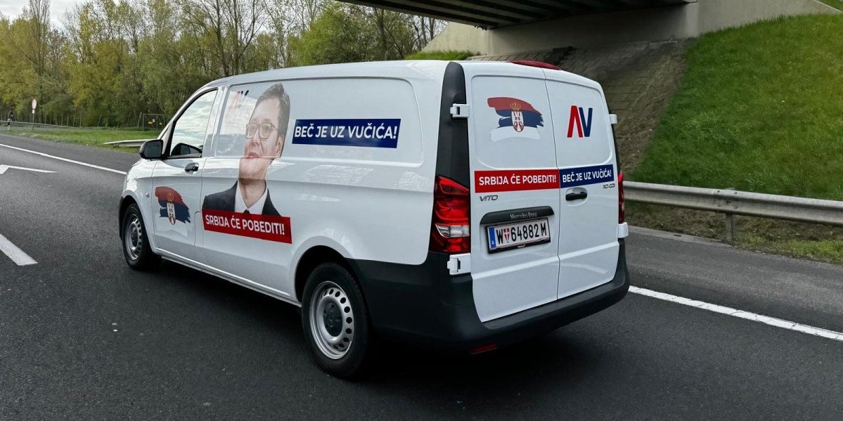 (FOTO/VIDEO) Srce nas iz Beča vodi tamo gde mu je mesto! Srbi iz Austrije uz predsednika!