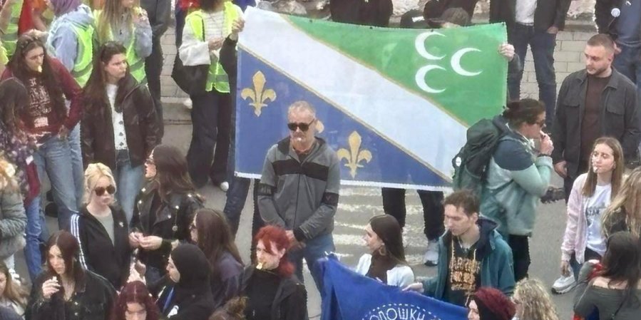 (FOTO) Sada su kompletni! Blokaderima se u Novom Pazaru pridružio i Jevđenije! Nose bošnjačke zastave i prosipaju crvenu farbu!