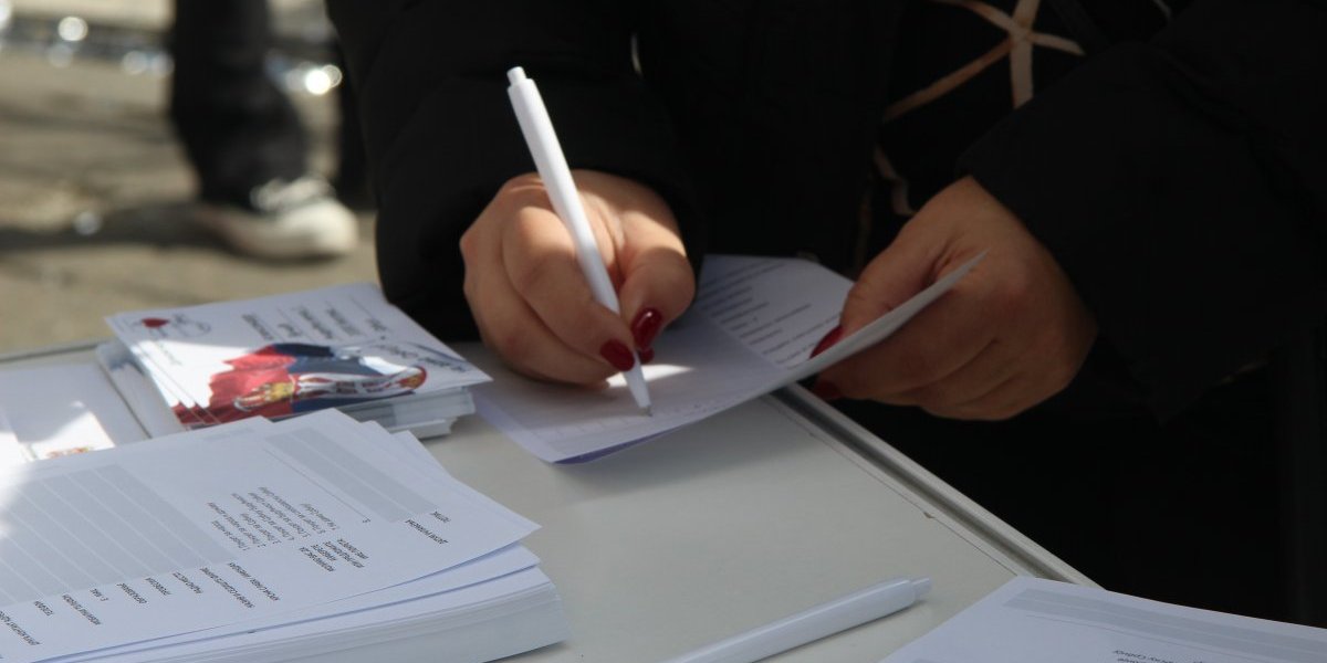 (FOTO) Veliki broj građana pristupa Svenarodnom pokretu: Da se Srbija vrati na pravi put