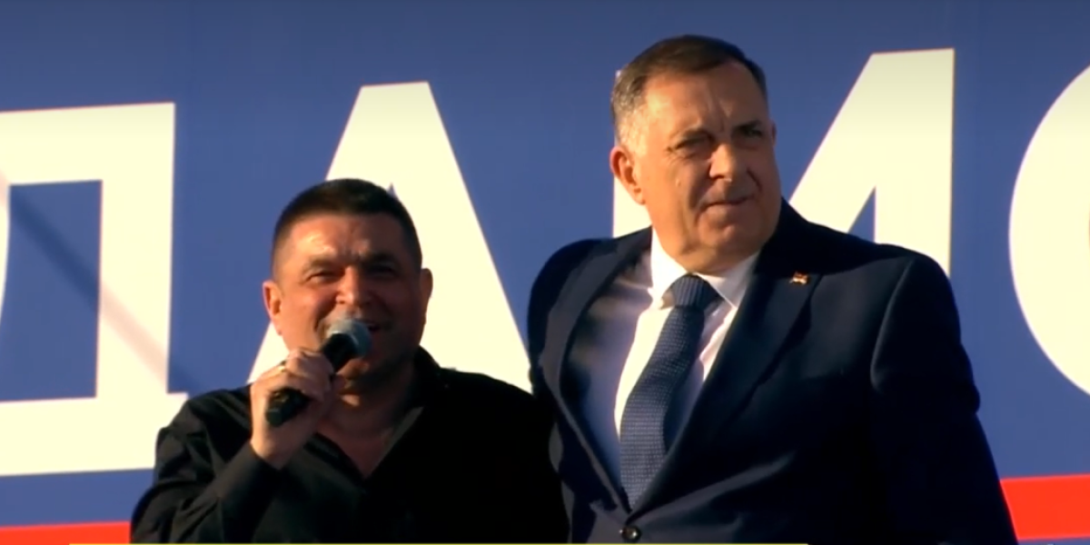 Baja Mali Kninda oduševljeno pozdravio Mileta! Dodik se popeo na binu i zapevao poznati hit (VIDEO)