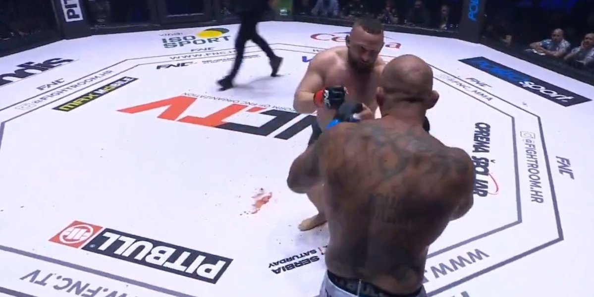 Zastrašujuće! Nokaut razornim udarcem, Poljak ostao bez svesti, utrčali doktori... (VIDEO)