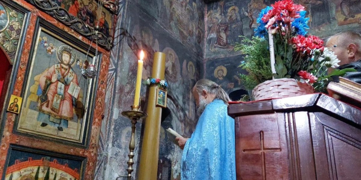 Dve ratarske sveće u manastir, po tradiciji na Veliki četvrtak, donose ratari iz okolnih sela 