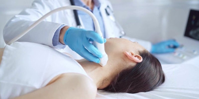 Stručnjaci upozoravaju da prskanje parfema direktno na deo vrata gde se nalazi štitasta žlezda može biti loša navika, naročito kod osoba koje već imaju dijagnostikovane probleme sa štitnom.