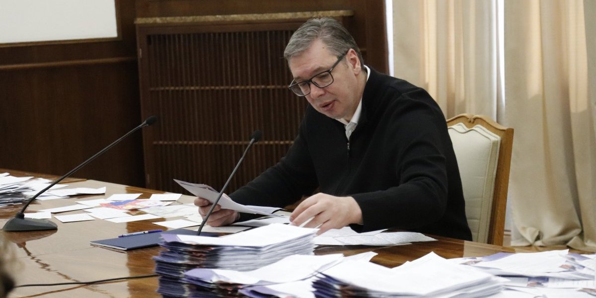 Vučić čitao pisma građana i poručio svom narodu: Ogromno hvala svim ljudima koji su sinoć došli na skup! (VIDEO)