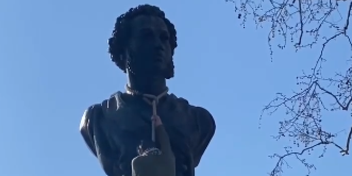 Zar ništa nije sveto?! Vandali oskrnavili spomenik slavnom ruskom pesniku, evo šta su stavili na njega! (FOTO)